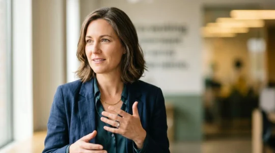 Vision stratégique d'un entrepreneur analysant des opportunités de marché avec détermination